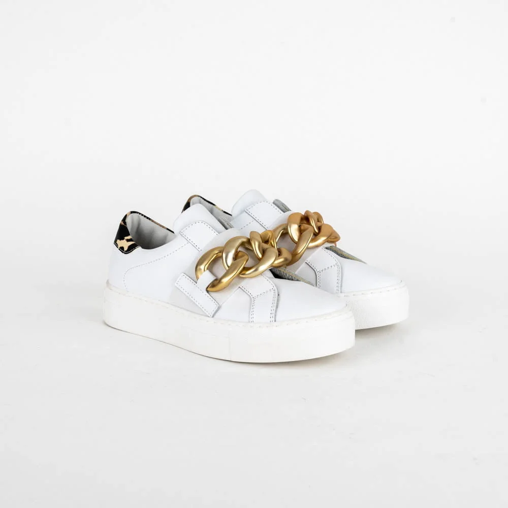 sneakersi albi din piele, talpa groasa, lant auriu
